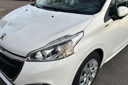 Peugeot 208 22.000 km 9.900 &euro; ESSEN 45326