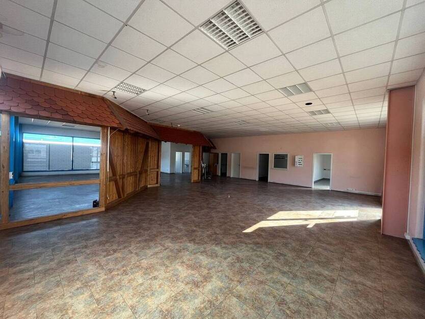 ++++GEWERBEHALLE MIT VERKAUFSRAUM, GROSSE TORE, KÜCHE UND WC++++TEILBAR