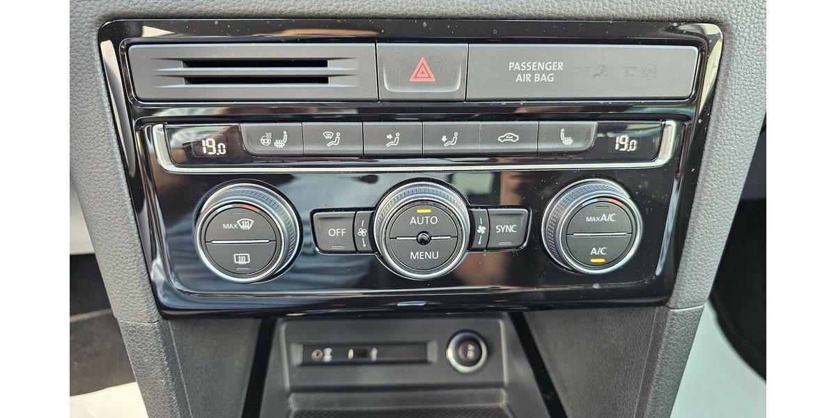 VW Golf Sportsvan 1.5 TSI Highline NAVI LED AHK ACC 128.150 km 15.990 &euro; Löhne 32584