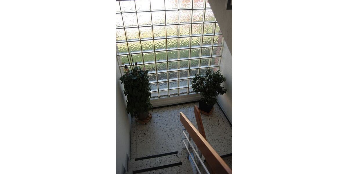 Wohnung im EG mit Balkon, Garage und Stellplatz in ruhiger Lage ... sucht lebensälteren Mieter ... 2 zimmer