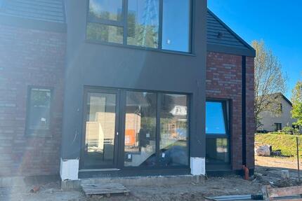 Neubau-Doppelhaushälfte in ruhiger Lage – Erstbezug ab 01.07.2025
