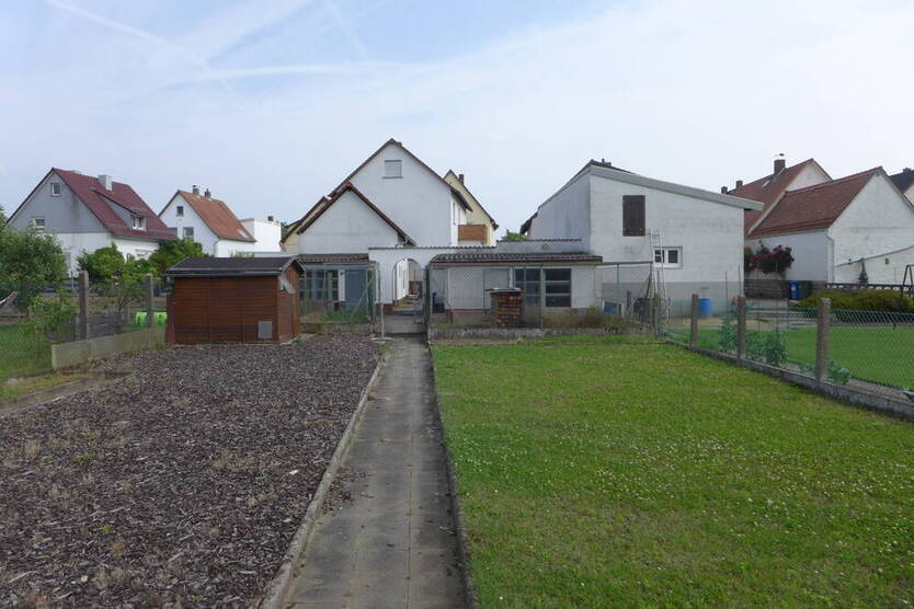 JETZT ODER NIE!!! - Mehrgenerationenhaus mit Platz, Potenzial & großem Grundstück
