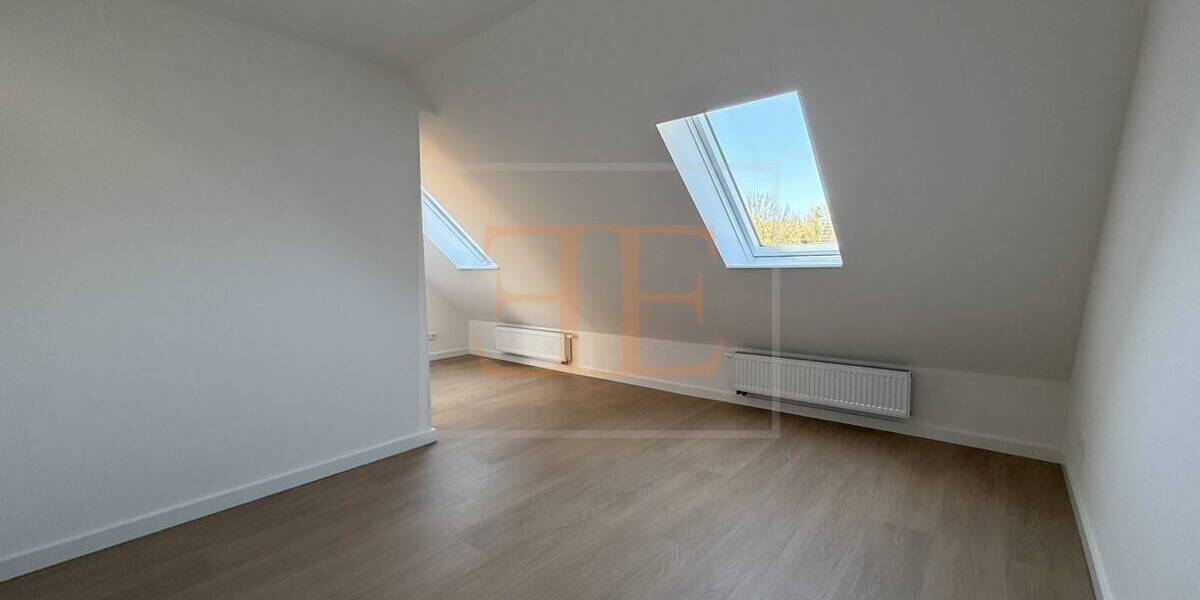 Frisch saniertes Reihenmittelhaus mit 6 Zimmern, Balkon und Einzelgarage zu vermieten - Reihenmittelhaus Rellingen | Angebot:26346609