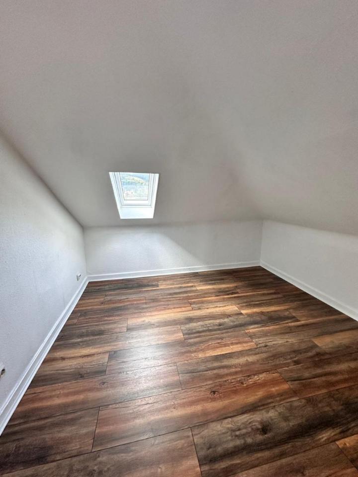 zentrumsnahe 3,5 Zimmer Wohnung mit Einbauküche, Blick über Friedrichroda, Stellplatz, Gartenanteil und Keller