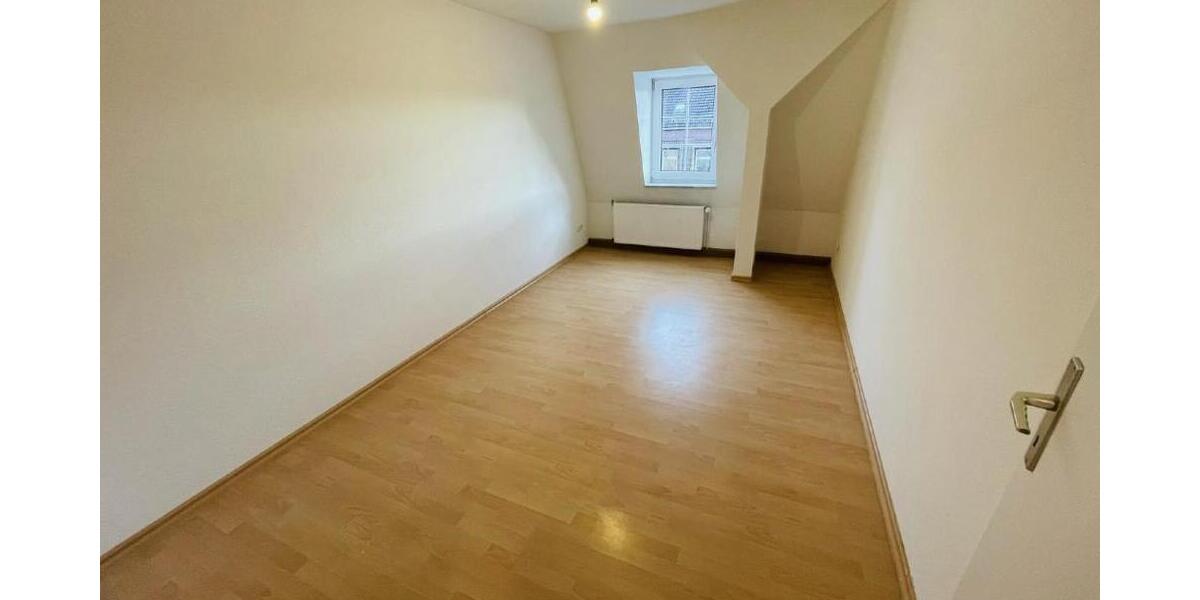 **Ihr neues Zuhause wartet: 4-Raum-Wohnung mit Komfort-Badezimmer und großzügigem Wohnambiente!** - Dachgeschoßwohnung Gera Alt-Bieblach | Angebot:26876574