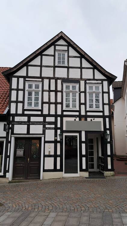 Büro-Verkaufs- oder Lagerräume: wir vermieten ein kleines Ladenlokal am Museumsplatz