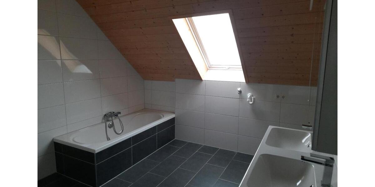 Dachgeschoßwohnung Bad Königshofen im Grabfeld - 6 Zimmer, 124 m&sup2;, 900&euro; | Angebot:26199518