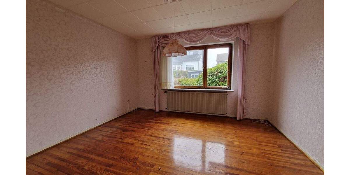 Einfamilienhaus Tholey - 8 Zimmer, 150 m&sup2;, 200.000&euro; | Angebot:25661343