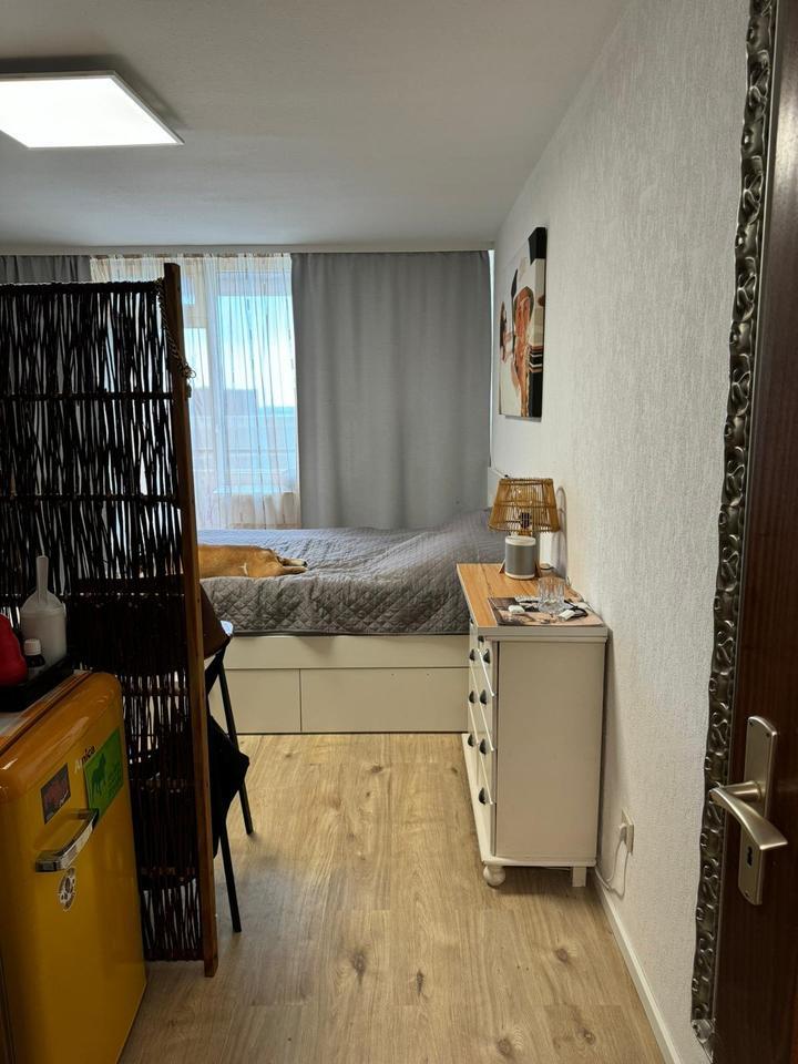 Geschmackvolle 1-Raum-Dachgeschoßwohnung mit Balkon in Neuss