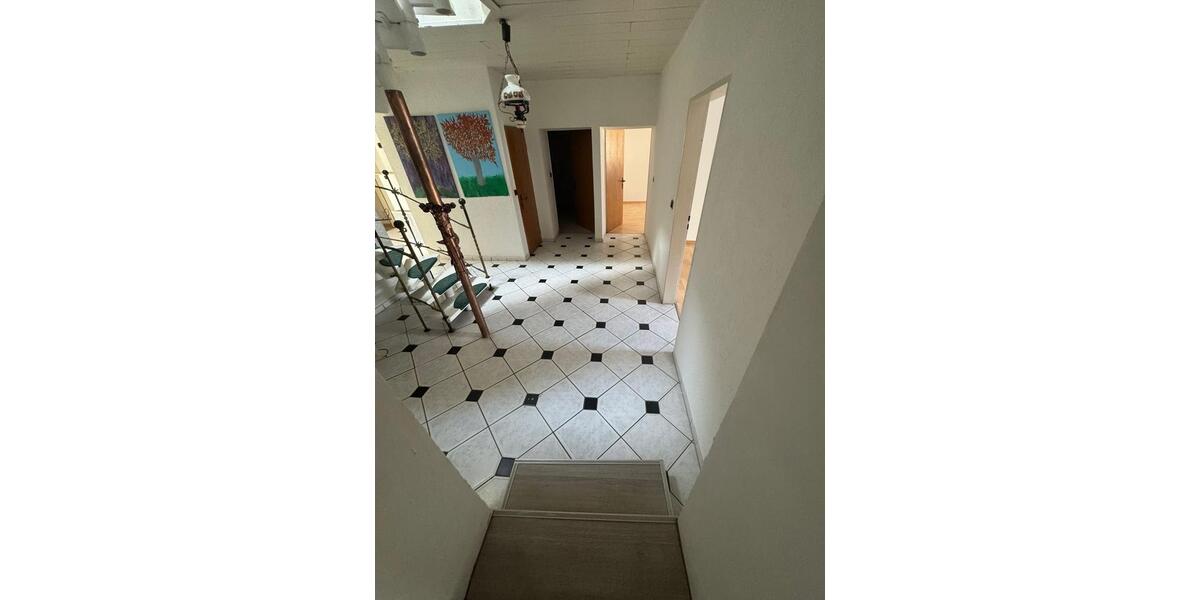 Etagenwohnung Föhren - 8 Zimmer, 224 m&sup2;, 1.600&euro; | Angebot:25553198