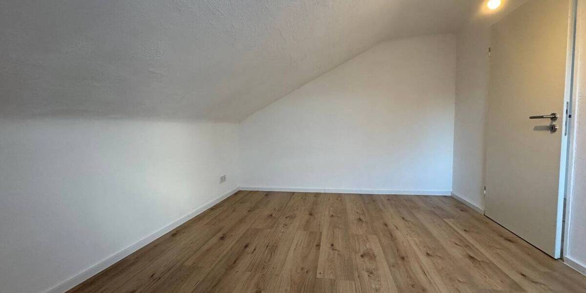 Sanierte 2-Zimmer-Dachgeschosswohnung mit neuem Bad in Ensheim - Etagenwohnung Saarbrücken-Halberg Ensheim | Angebot:26774939