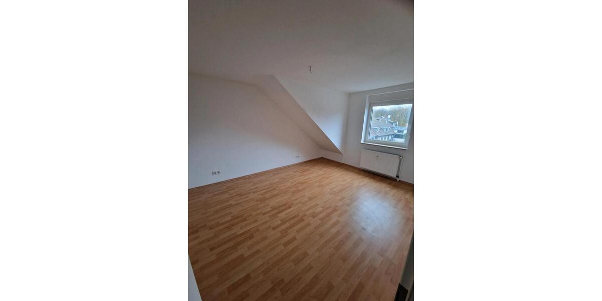 Dachgeschoßwohnung Duisburg Mittelmeiderich - 3.5 Zimmer, 144 m&sup2;, 250.000&euro; | Angebot:23595768