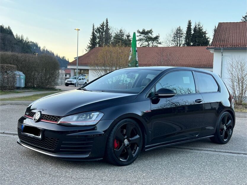 VW Golf 121.000 km 15.500 € Hornberg 78132