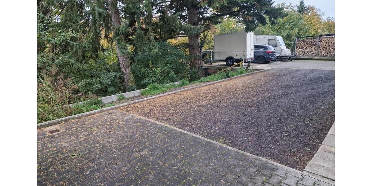 EG-Wohnung 2 Garagen,4 Stellplätze und Garten 3 zimmer