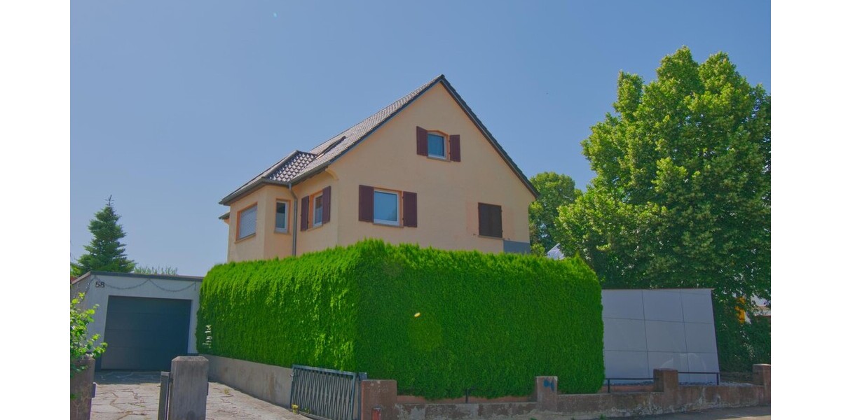 TOP RENDITE, top renoviert & gut vermietet! 2,5 Zimmer-Dachgeschosswohnung mit Stellplatz 2 zimmer