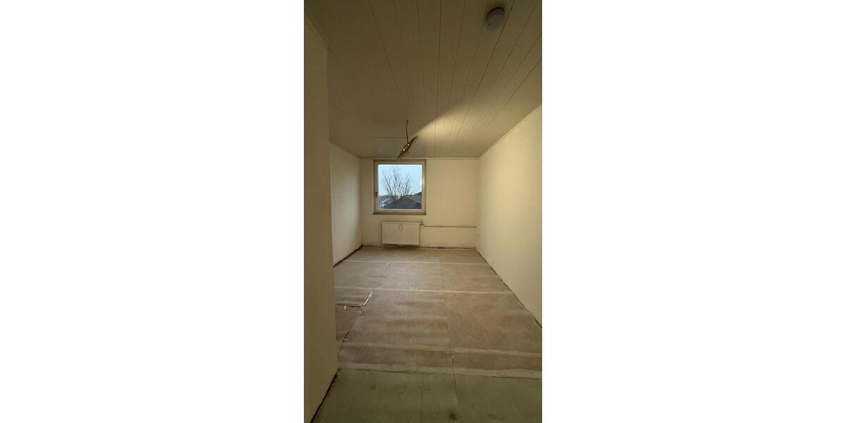 Dachgeschoßwohnung Duisburg Mittelmeiderich - 5 Zimmer, 140 m&sup2;, 1.050&euro; | Angebot:24681764