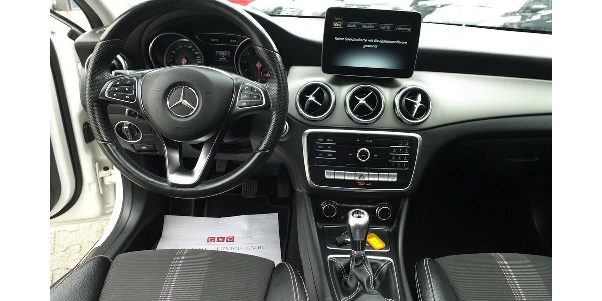 Mercedes-Benz GLA 180 PANORAMADACH LED NAVI AHK 18 Zoll LMF PTS 61.968 km 18.908 &euro; Köln 50858