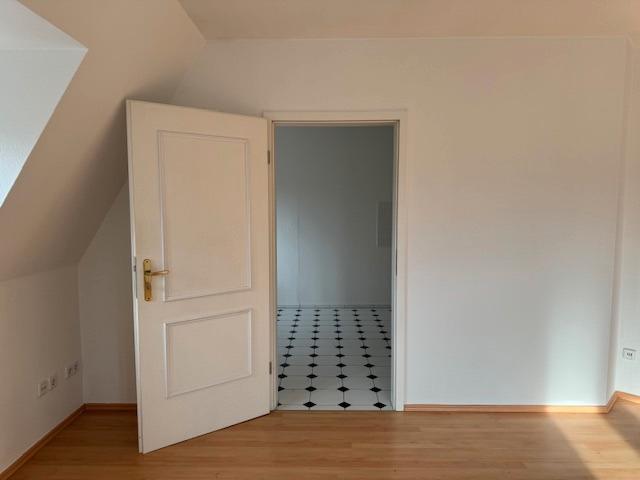 Dachgeschoßwohnung Zwickau Zwickau-Nord - 3 Zimmer, 80 m&sup2;, 400&euro; | Angebot:25991276
