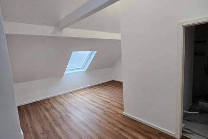 Tolle und helle Dachgeschoss-Wohnung - komplett saniert mit Einbauküche