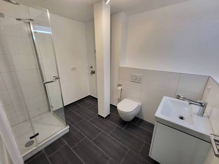 Exklusiv: Sanierte 3-Zi.-Wohnung mit Carport, Aufzug, Balkon & traumhaftem DOM-Blick am Mühlenteich