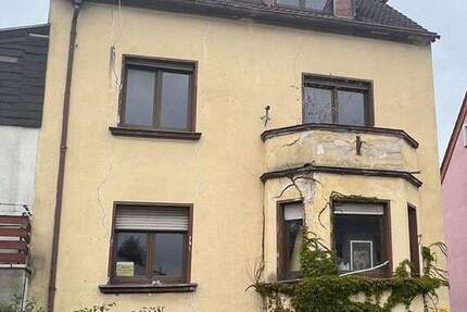 Ein Investoren-Juwel: Sanierungsbedürftiges 3-Familienhaus mit Potenzial plus einem zusätzlich Baugrundstück in Saarlouis 1 zimmer