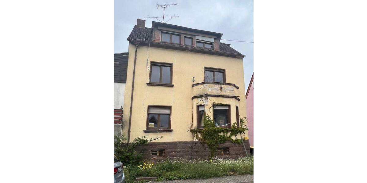 Ein Investoren-Juwel: Sanierungsbedürftiges 3-Familienhaus mit Potenzial plus einem zusätzlich Baugrundstück in Saarlouis 1 zimmer
