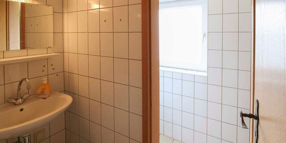 Eigenes Business oder Investment: Bezugsfreie Ausstellungsfläche mit normaler Ausstattung zimmer