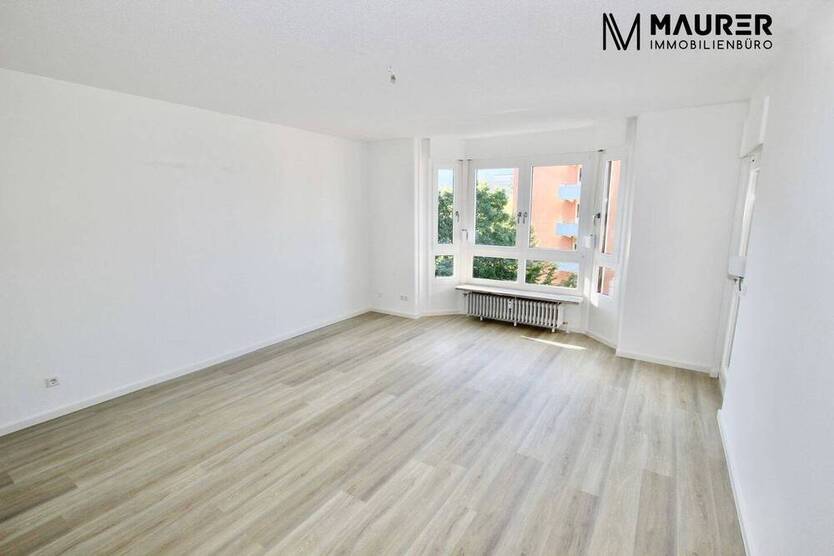 Frisch renovierte 3,5-Zimmer-Wohnung mit zwei Südbalkonen & Tiefgaragenstellplatz in zentraler Lage