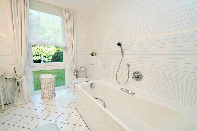 Traumhafte 122 m² Erdgeschoßwohnung mit großzügigem Garten, Terrasse und TG Platz in Büderich