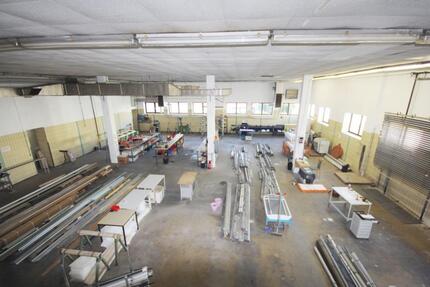 Große Lager und Produktionshalle in Lauterbach (86647) mit Büro und Rolltor! zimmer