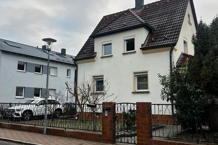 Freistehendes Zweifamilienhaus mit Garage und Nebengebäude 15 zimmer