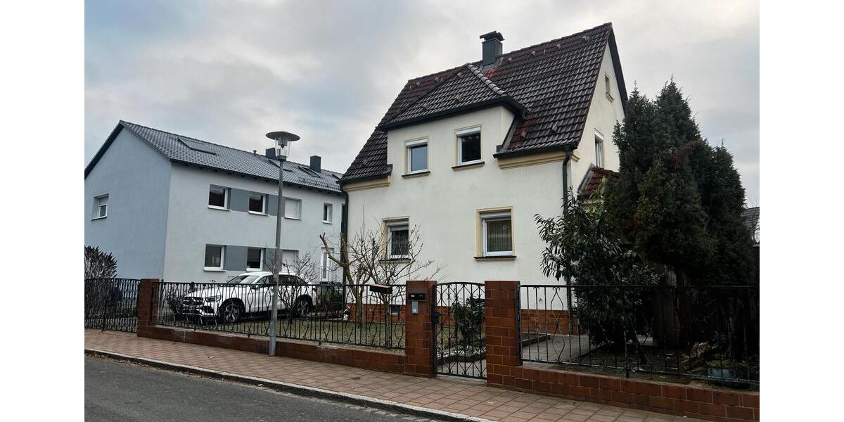 Freistehendes Zweifamilienhaus mit Garage und Nebengebäude 15 zimmer