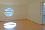 (12536 41) MGN: 2-Raum-Wohnung im Hochparterre mit einem runden WohnZimmerfenster, Laminatböden, Aufzug, Service inkl.