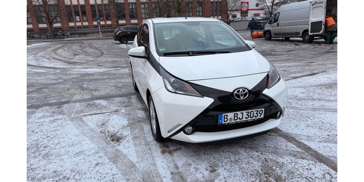 Toyota Aygo (X) 2.540 km 12.899 &euro; berlin 13469
