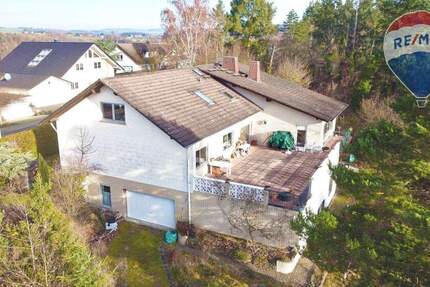 GROSSZÜGIGES EIN-ZWEIFAMILIENHAUS IN RUNKEL MIT GARAGE UND POTENTIAL 9 zimmer