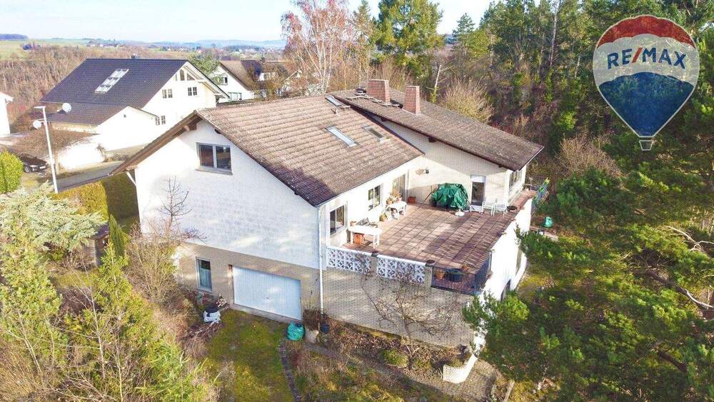 GROSSZÜGIGES EIN-ZWEIFAMILIENHAUS IN RUNKEL MIT GARAGE UND POTENTIAL 9 zimmer