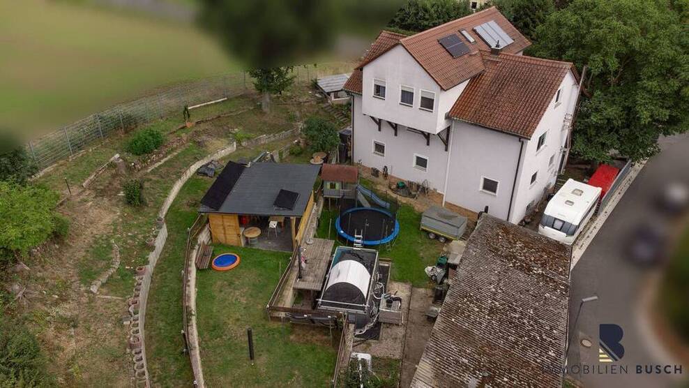 Familienfreundliches Dreifamilienhaus mit idyllischem Grundstück
