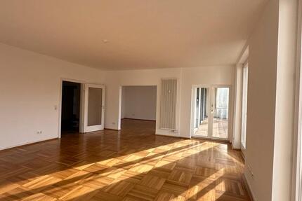 Große, lichtdurchflutete Wohnung - zentral & dennoch ruhig 5 zimmer