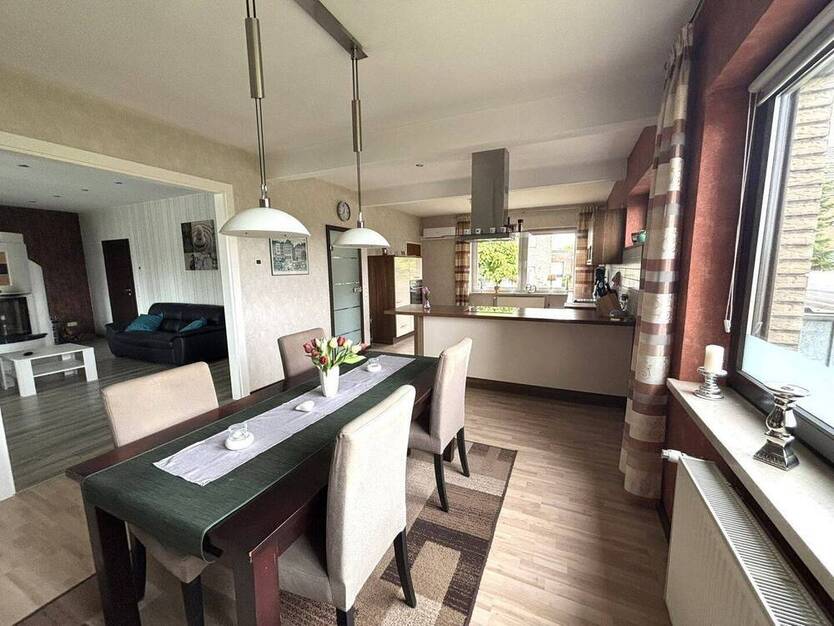 Großzügiger, freistehender Bungalow mit zwei Doppelgaragen, Werkhalle und Aussicht ins Grüne