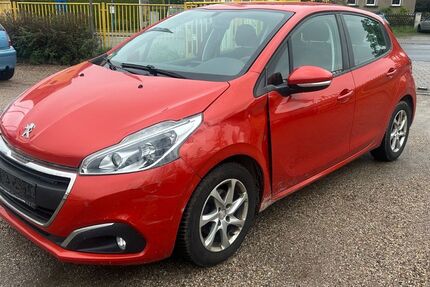 Peugeot 208 135.000 km 4.950 &euro; RIESA 01589