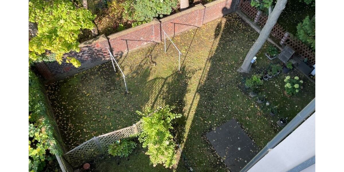 Gepflegte DG-Wohnung mit EINBAUKÜCHE, Balkon und Tageslicht-Bad ab 01.12. frei! 2 zimmer