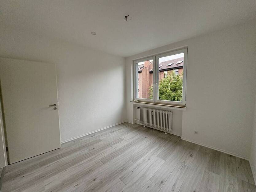 Modernisierte 3-Zimmer-Wohnung mit Balkon in zentraler Lage von Krefeld-Hüls