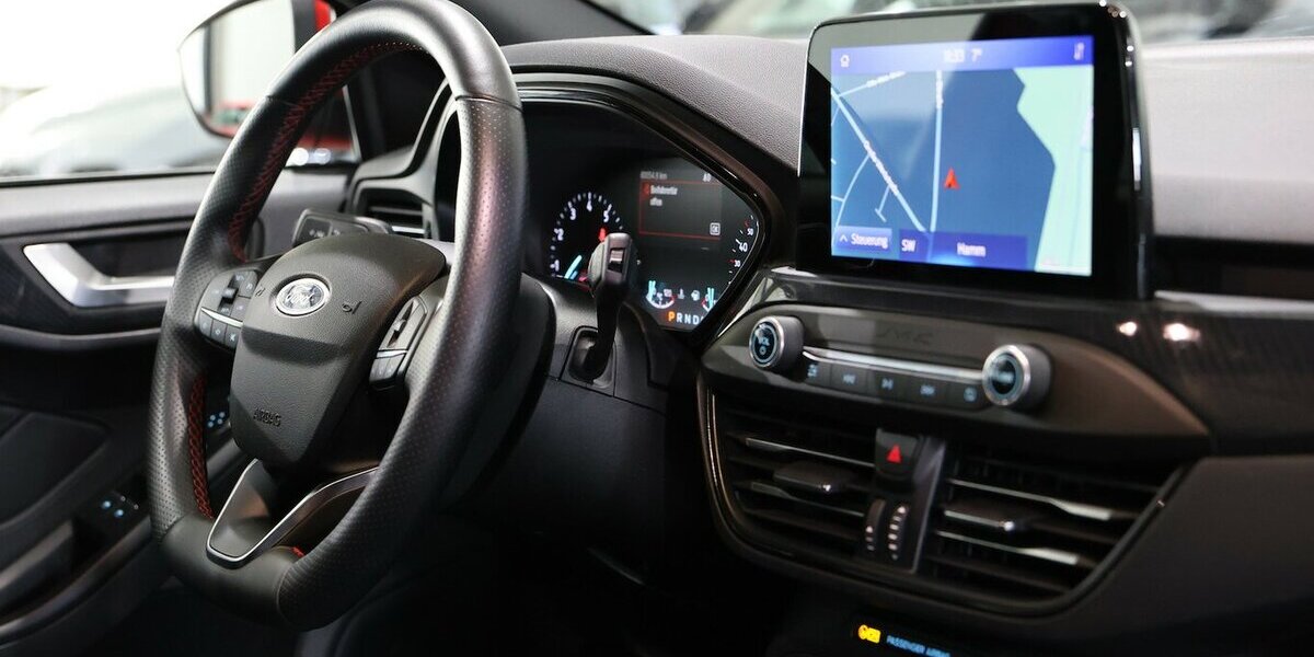 Ford Focus Tunier 1.5 EB ST-LINE / 1.HAND / PANORAMA 60.000 km 17.991 &euro; Hamm 59077