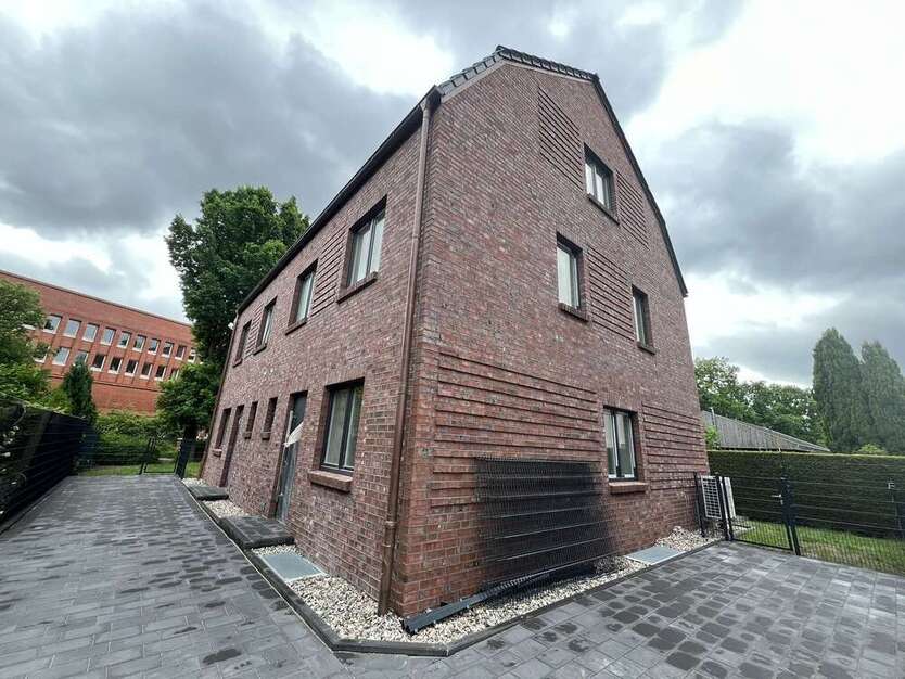 Haus zum Mieten in Norderstedt 2.580 € 170 m²