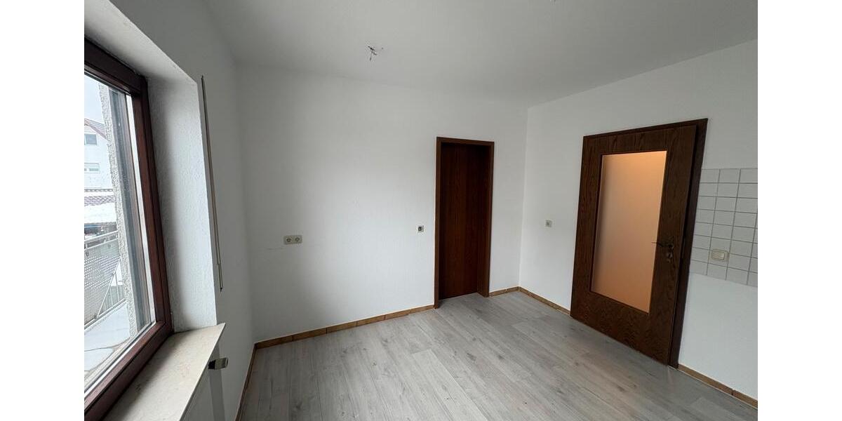 Dachgeschoßwohnung Rosbach vor der Höhe - 4.5 Zimmer, 105 m&sup2;, 1.050&euro; | Angebot:25310192