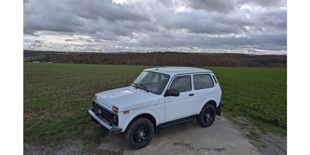 Lada Niva 23.600 km 14.500 &euro; Wiernsheim 75446