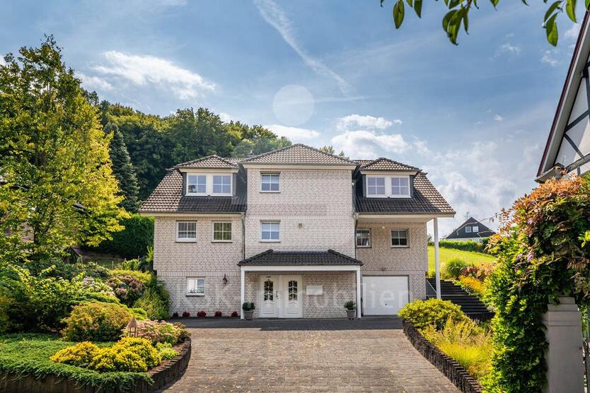 Großzügige Dachgeschoßwohnung mit Südterrasse und Blick ins Grüne in Lohmar.