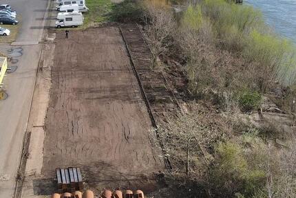 Lager- und Freifläche mit Industrie-Kran am Rhein in 56598 Rheinbrohl zimmer