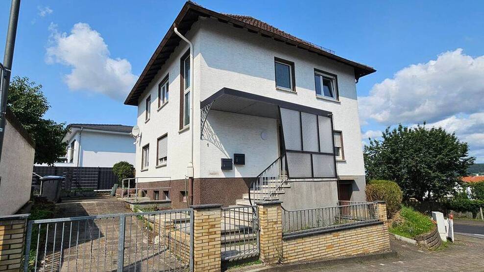 Attraktive, kernsanierte 3-Zimmer-Wohnung mit Terrasse, Gartenanteil und Garage in Gießen-Rödgen