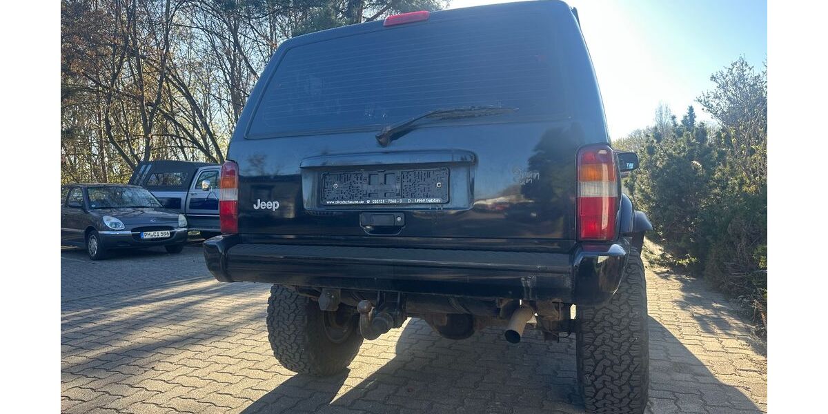 Jeep Cherokee 213.500 km 14.875 &euro; Trebbin 14959